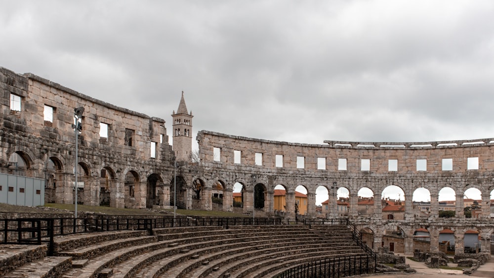 Un grande edificio in pietra con una torre dell'orologio sullo sfondo