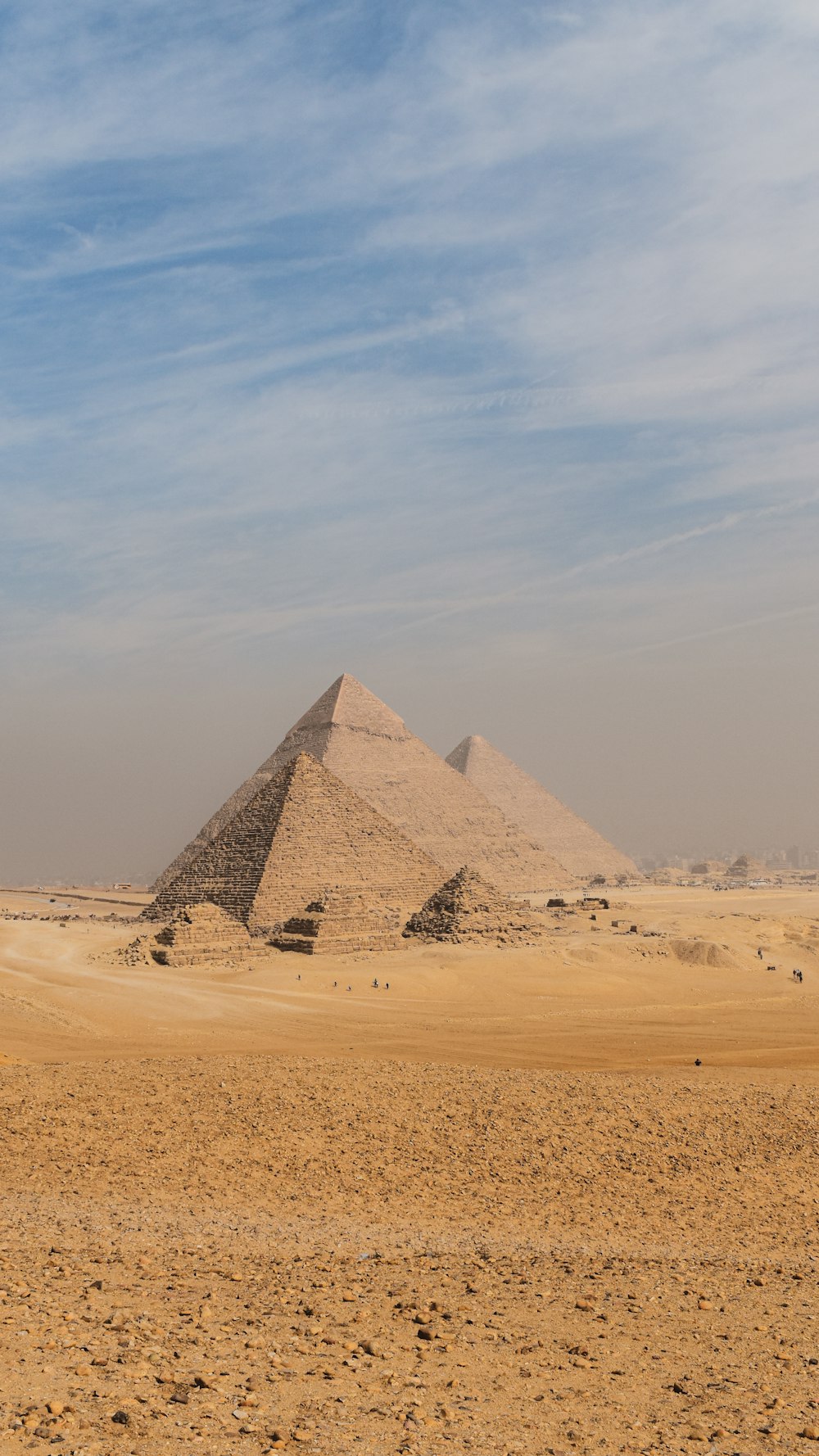 as pirâmides de gizé estão no deserto