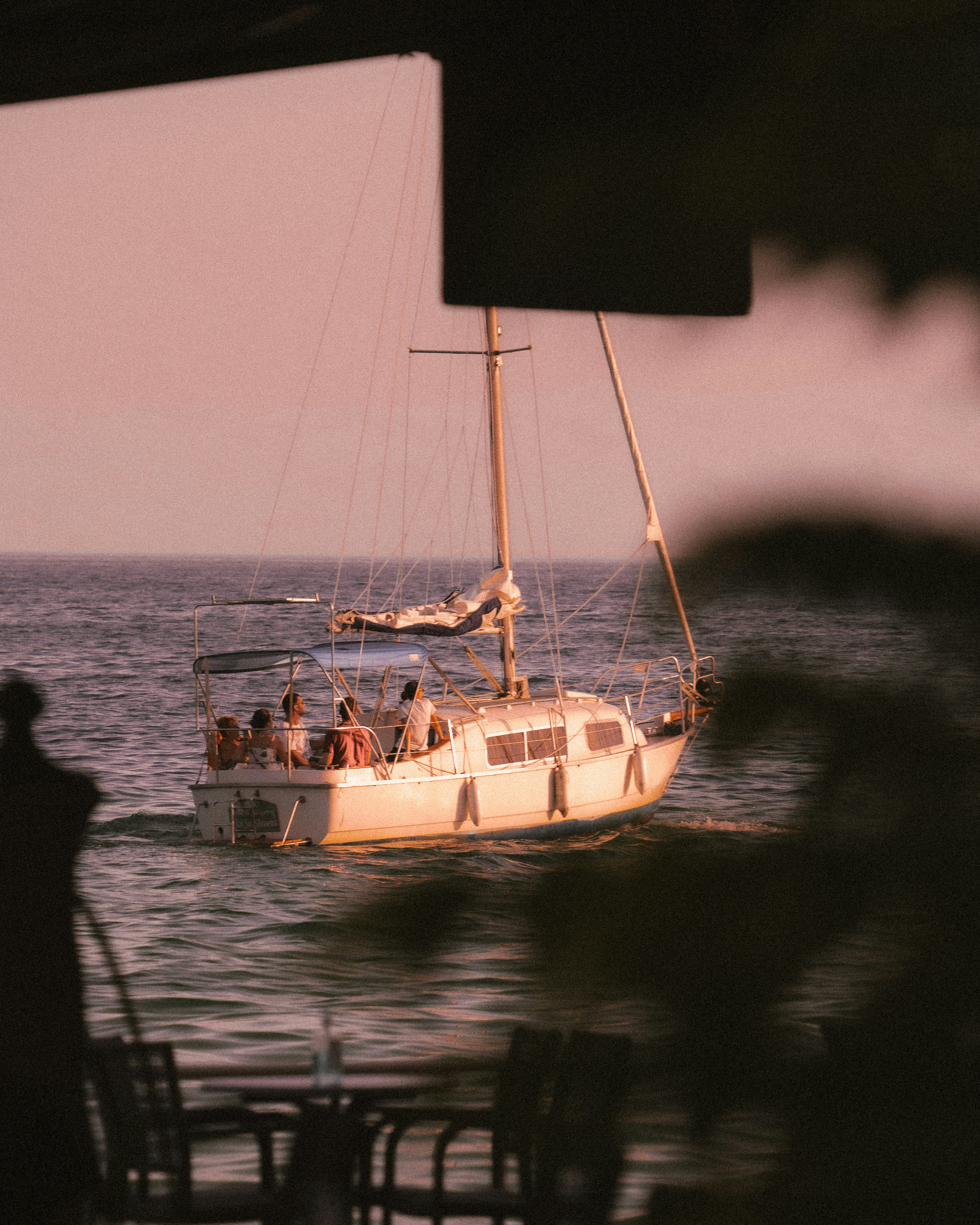 Un bote con gente en el agua