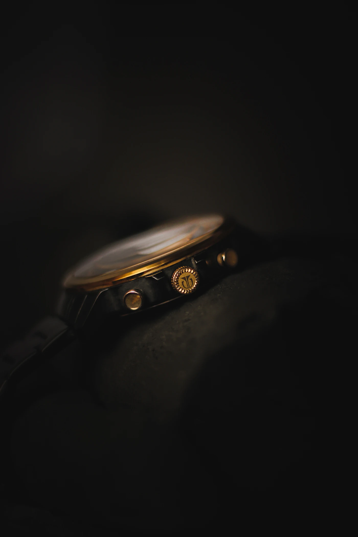 Mechanical watch in black and gold