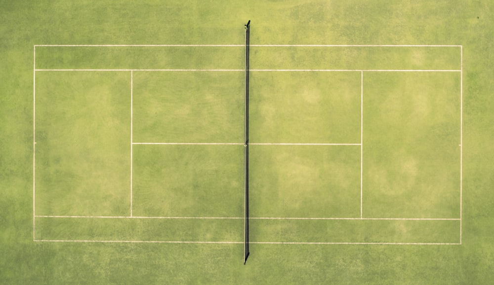 Blick von oben auf einen Tennisplatz mit Tennisball und Schläger