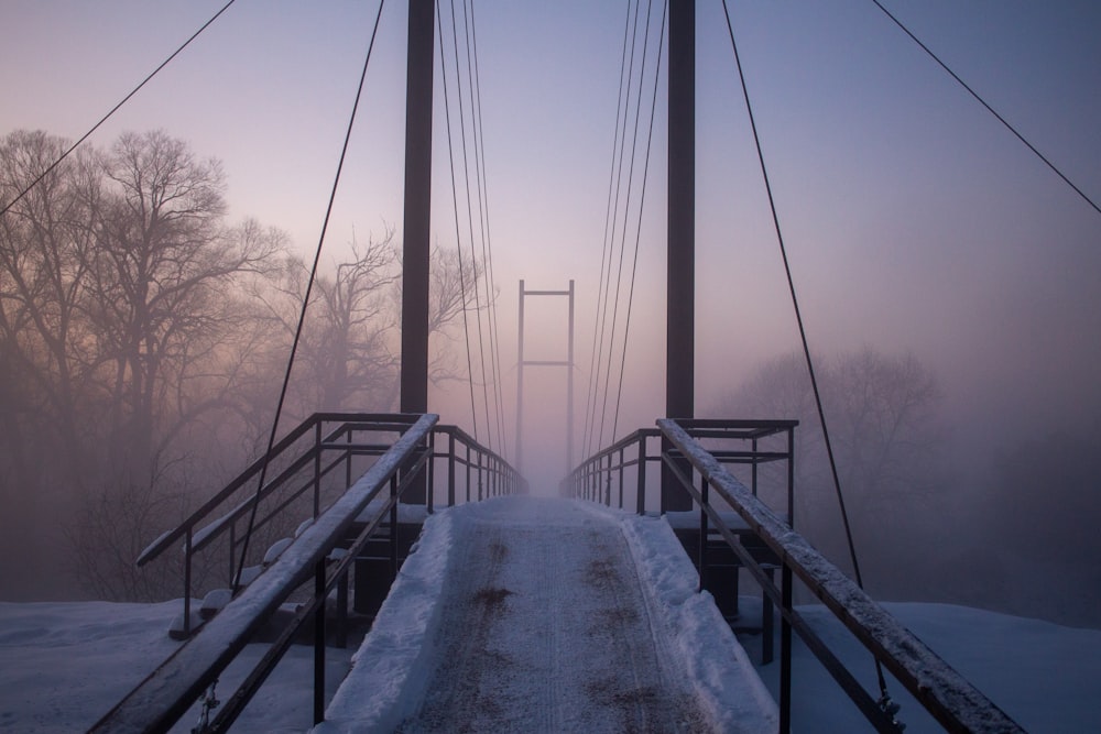 Eine Brücke, die Schnee auf dem Boden hat