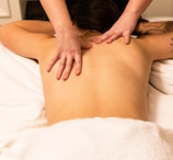 Kvinna som får avslappnande massage