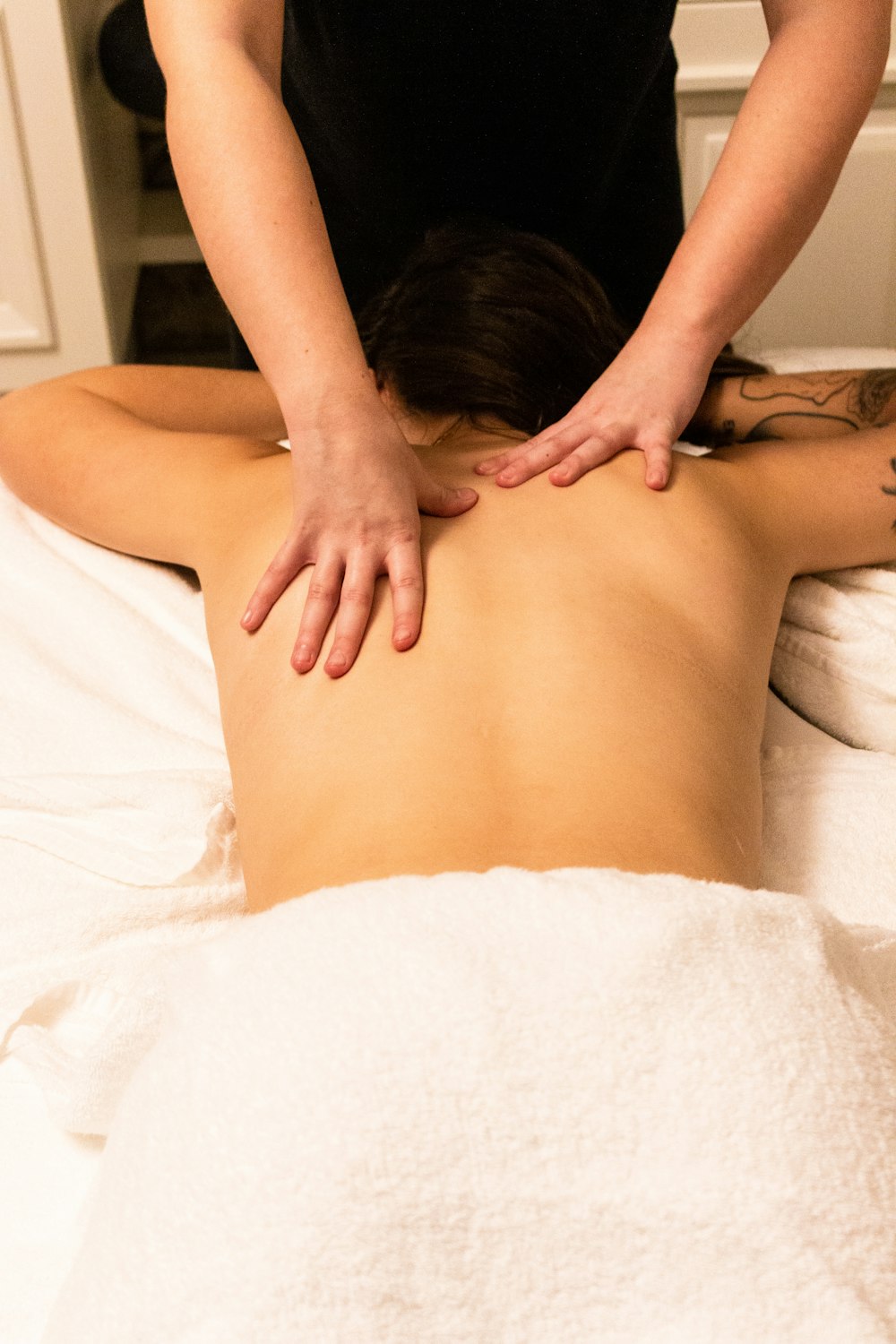 Une femme se fait masser le dos dans un spa