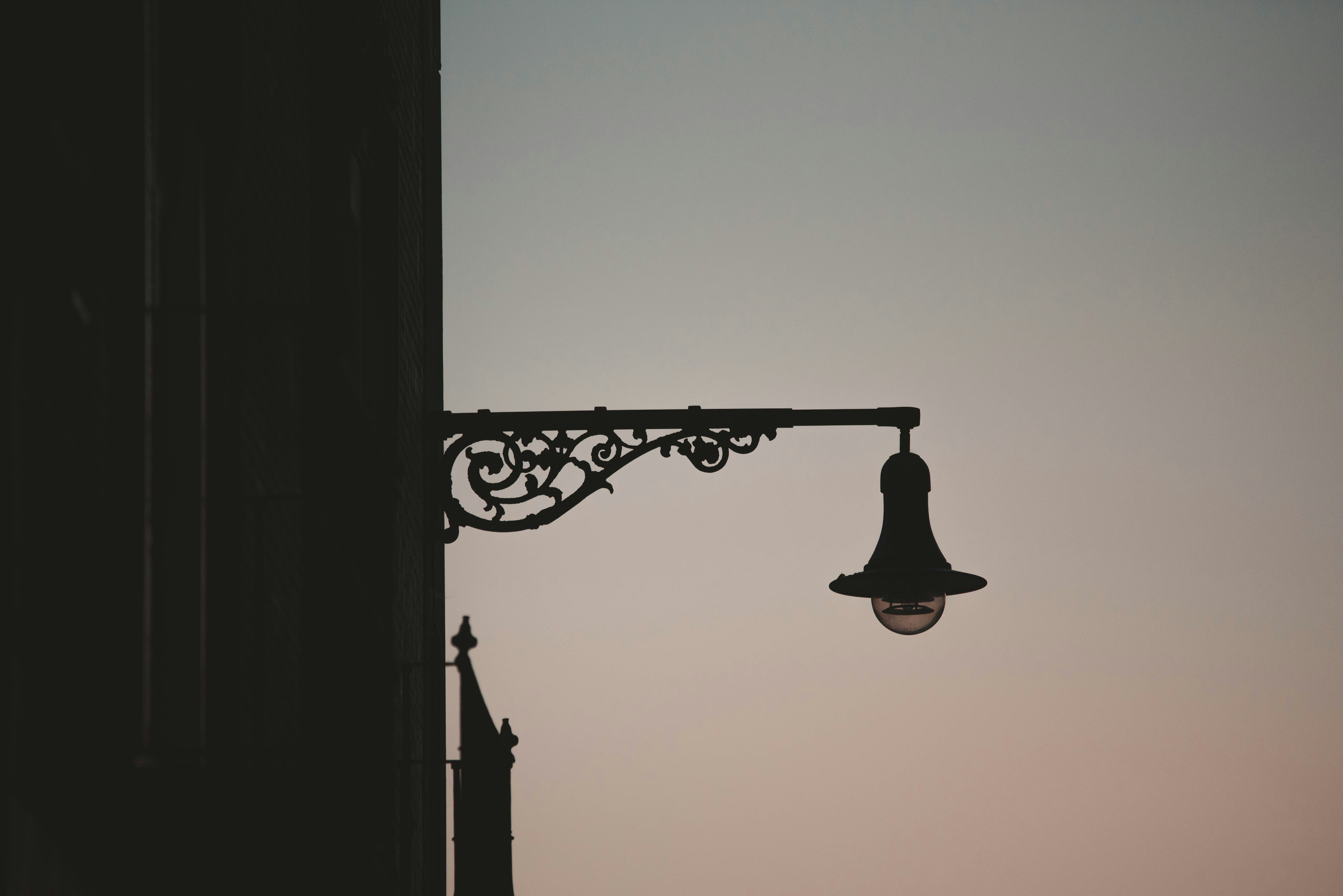 eine Straßenlaterne, die an der Seite eines Gebäudes hängt