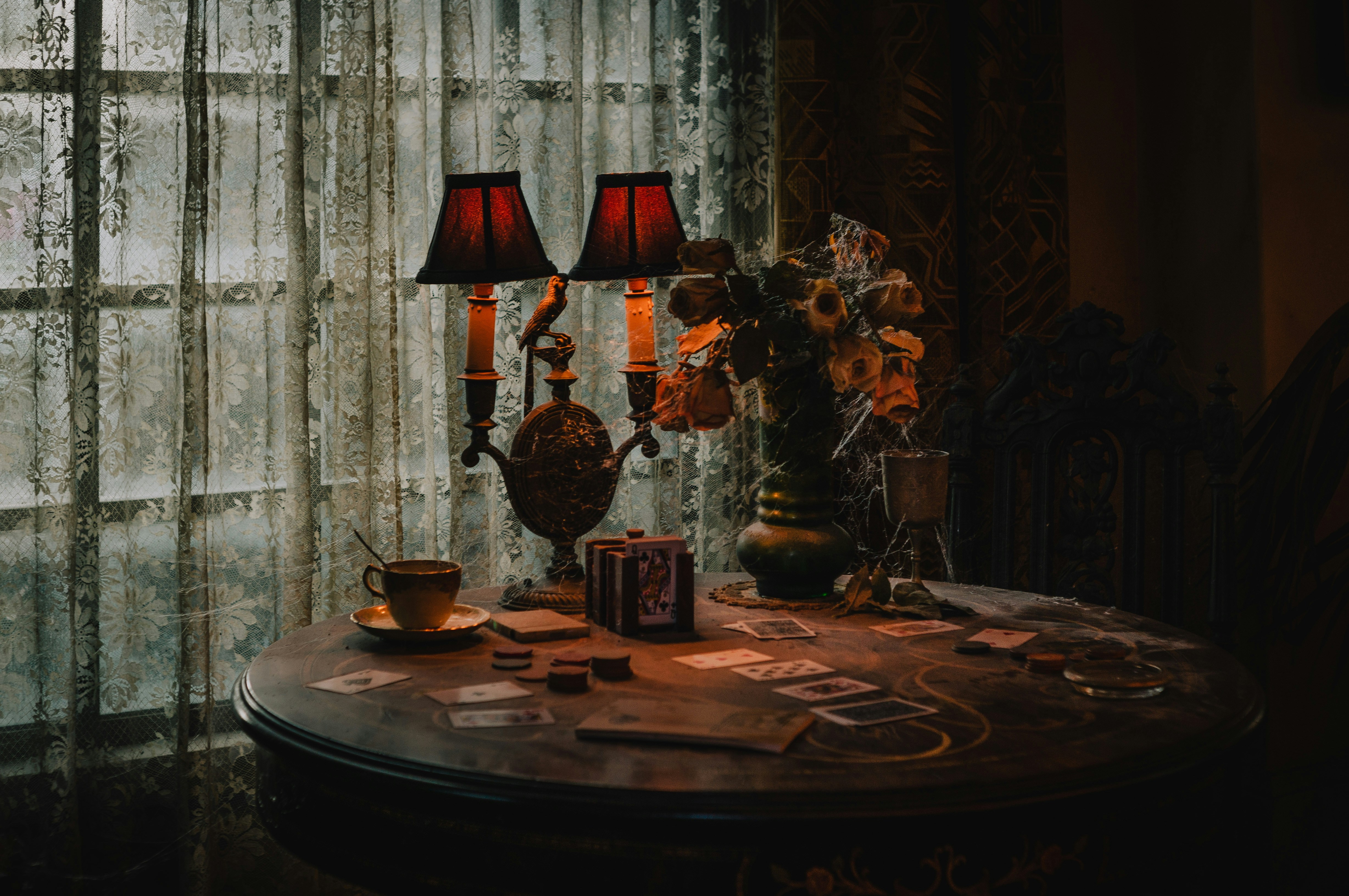 un tavolo con una lampada e un vaso su di esso