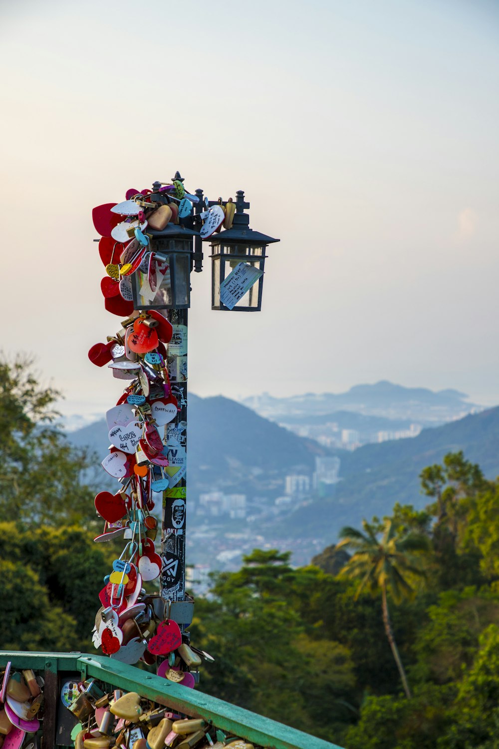 uma luz de rua com um monte de bichos de pelúcia sobre ele