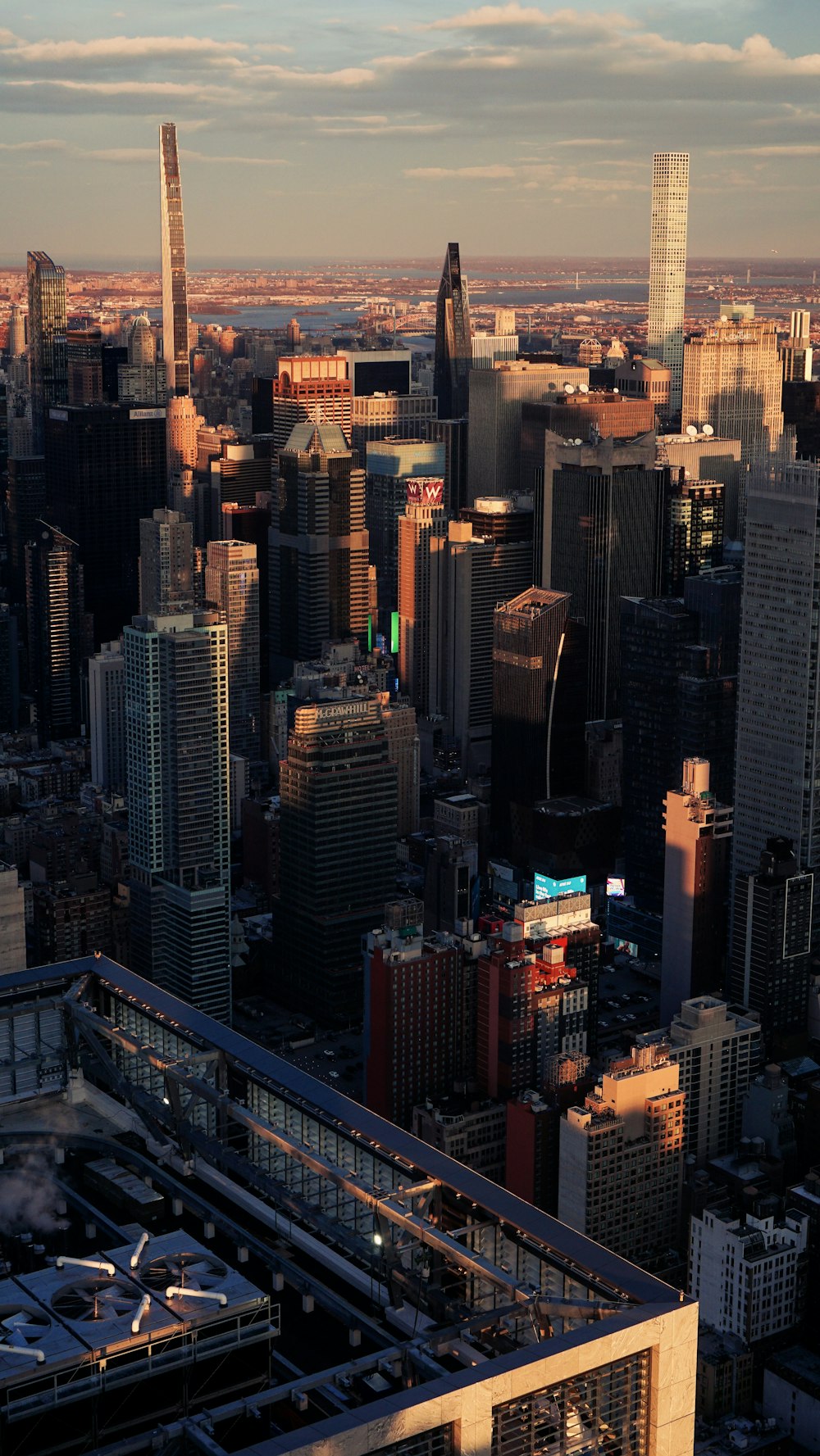 Blick auf eine Stadt von der Spitze eines Gebäudes