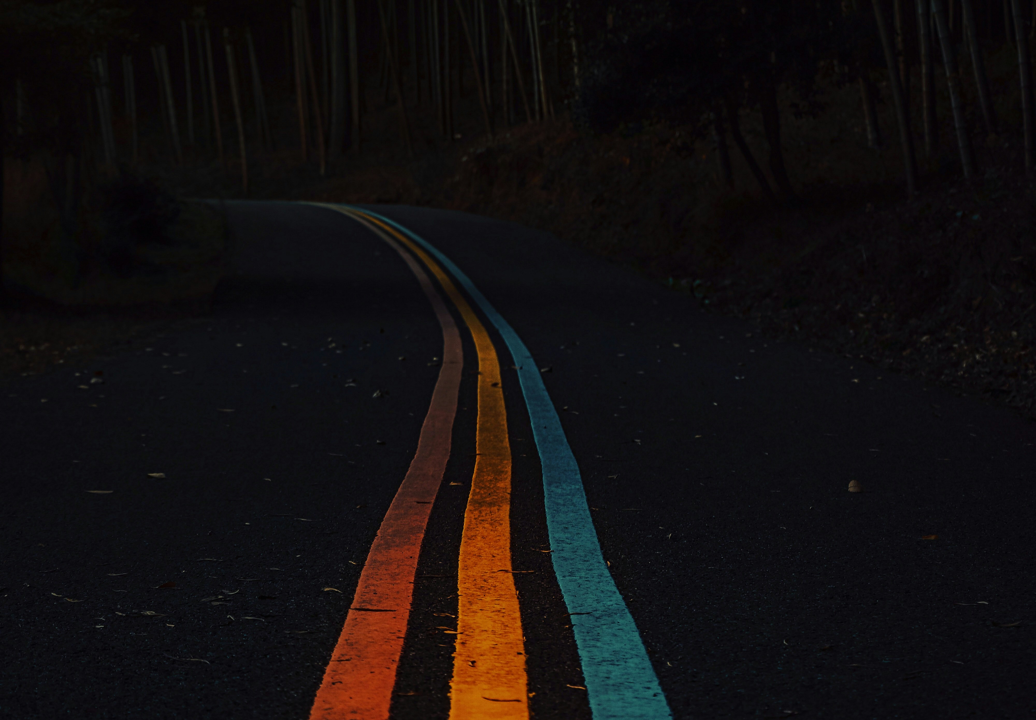 une route avec une ligne peinte sur le côté