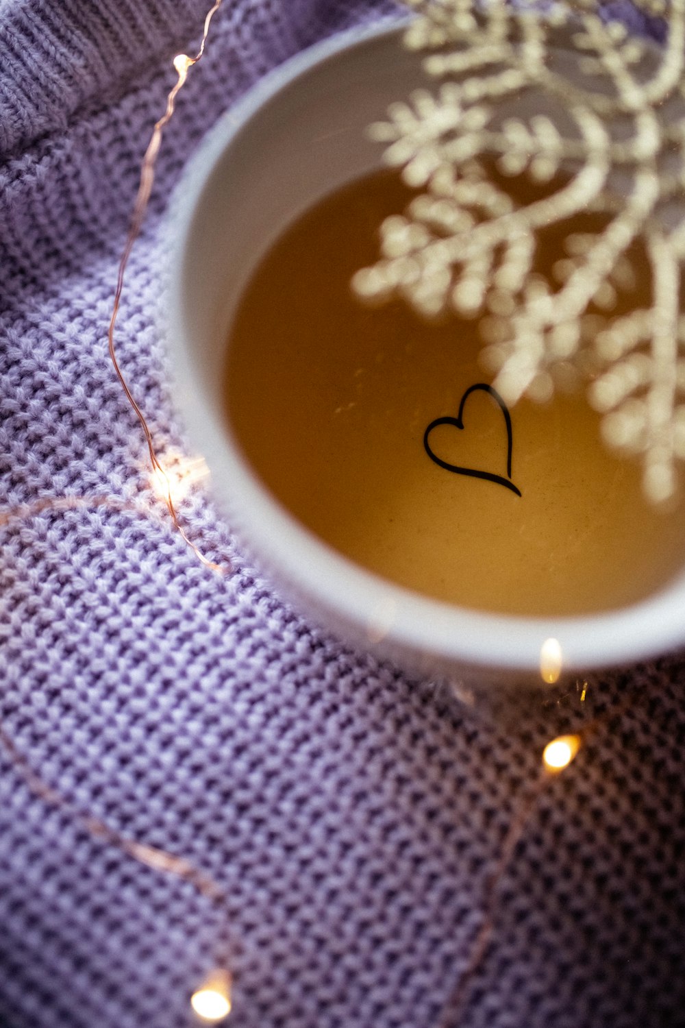 une tasse de thé avec un cœur dessiné dessus