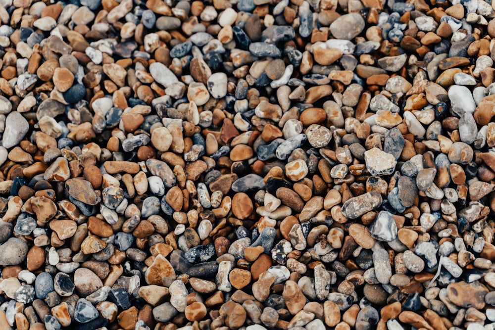 a close up of a bunch of rocks