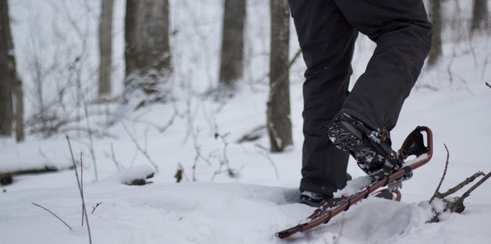 une personne debout sur des skis dans la neige