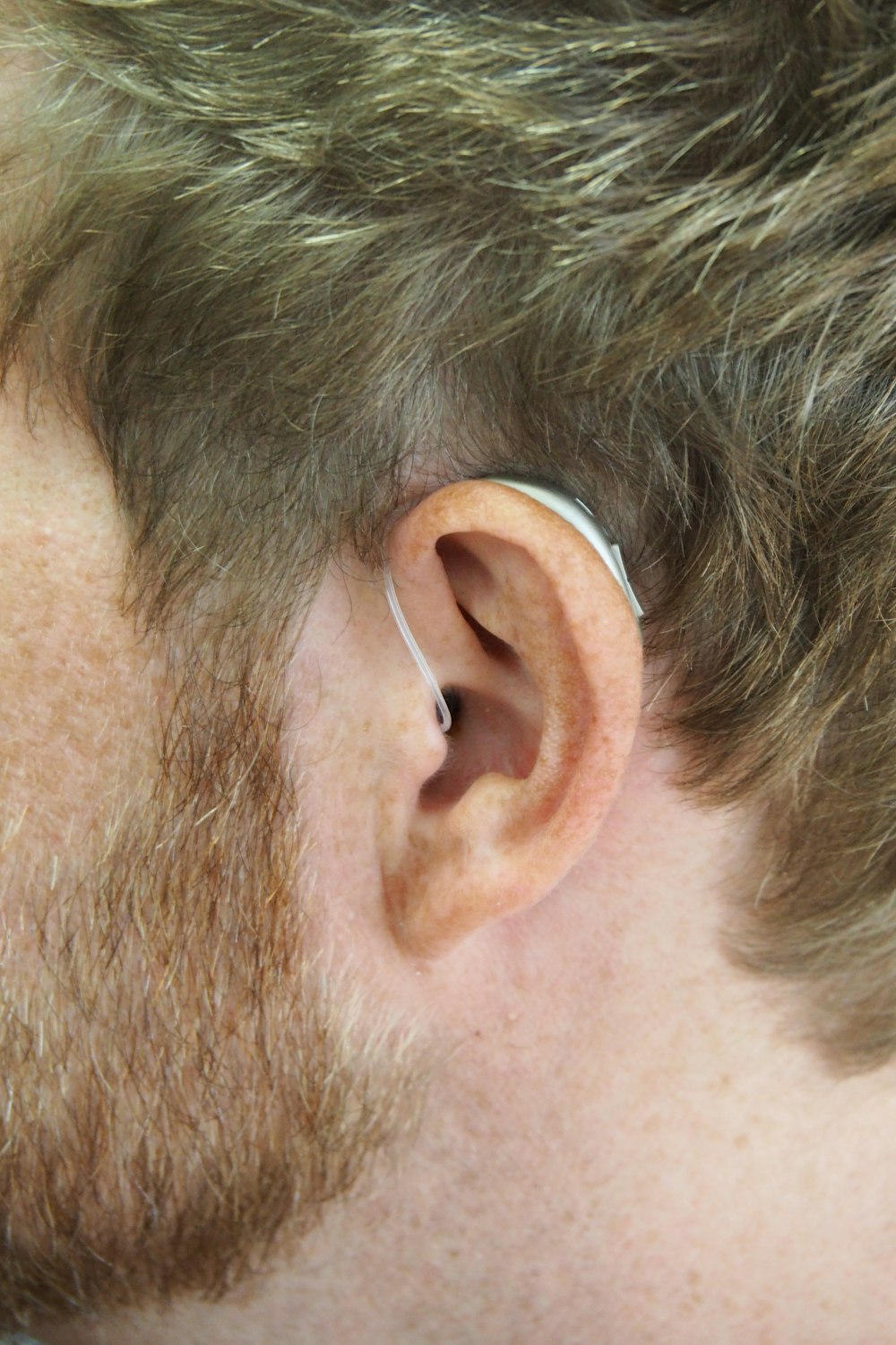 un primo piano dell'orecchio di un uomo con un paio di tappi per le orecchie