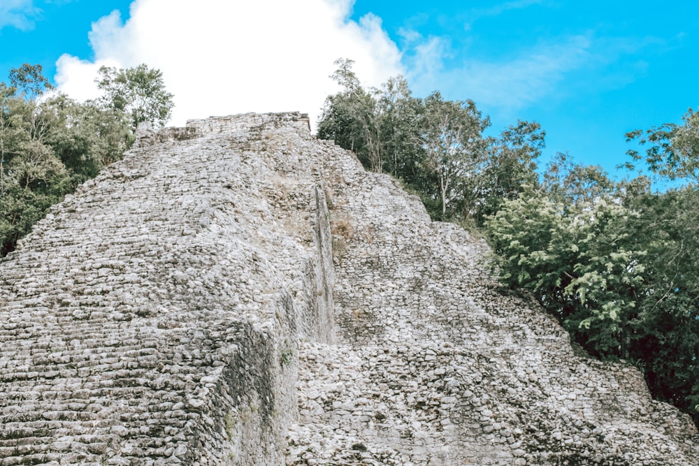 una piramide molto alta con una cascata che ne esce