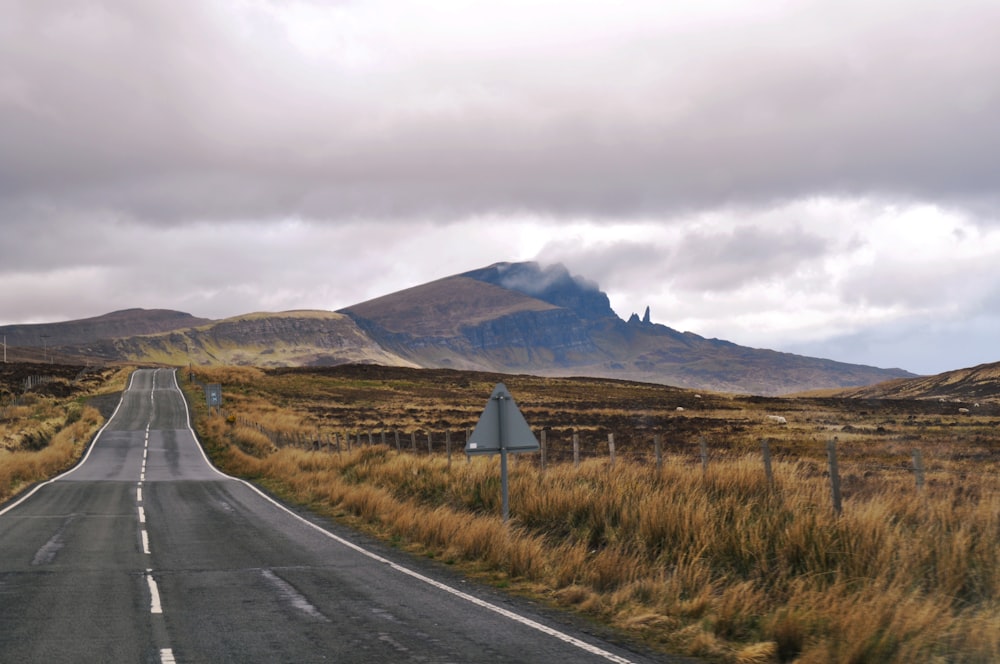 Une route vide avec une montagne en arrière-plan