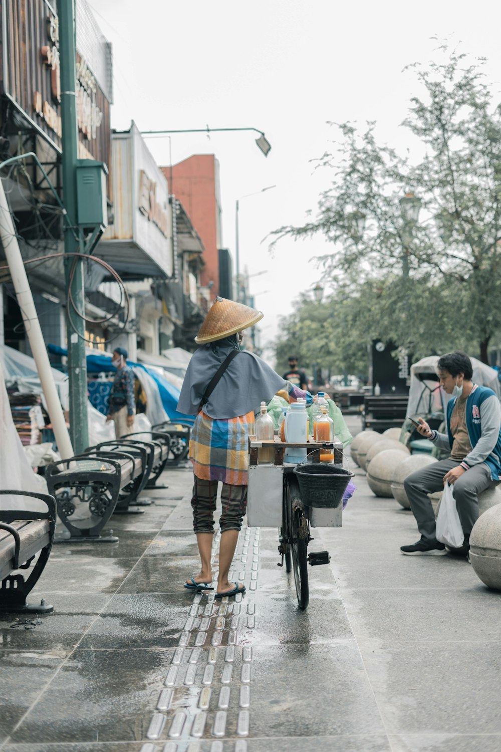 une personne qui fait du vélo dans une rue
