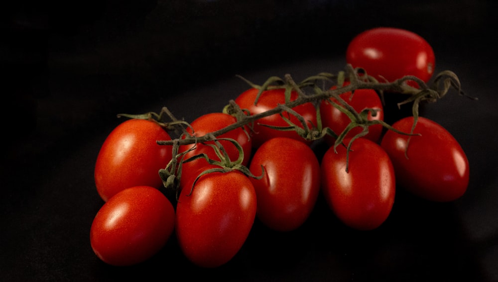un bouquet de tomates rouges assis sur une table