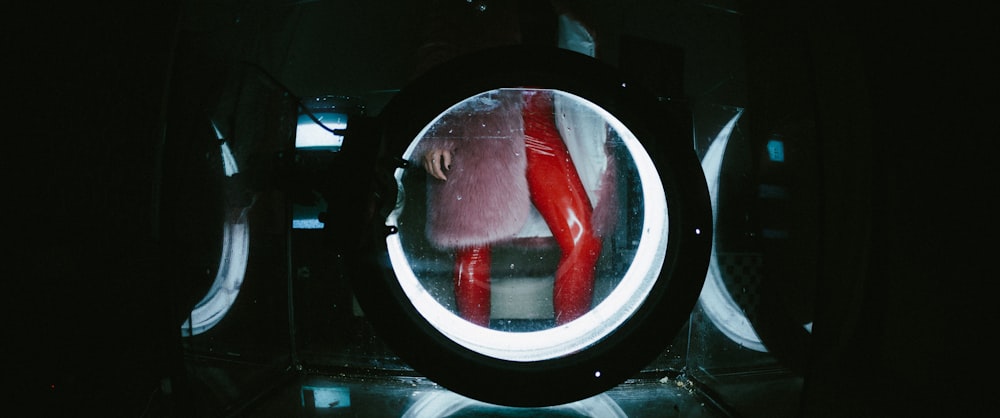 Eine Frau in roten Strümpfen spiegelt sich in einem Spiegel
