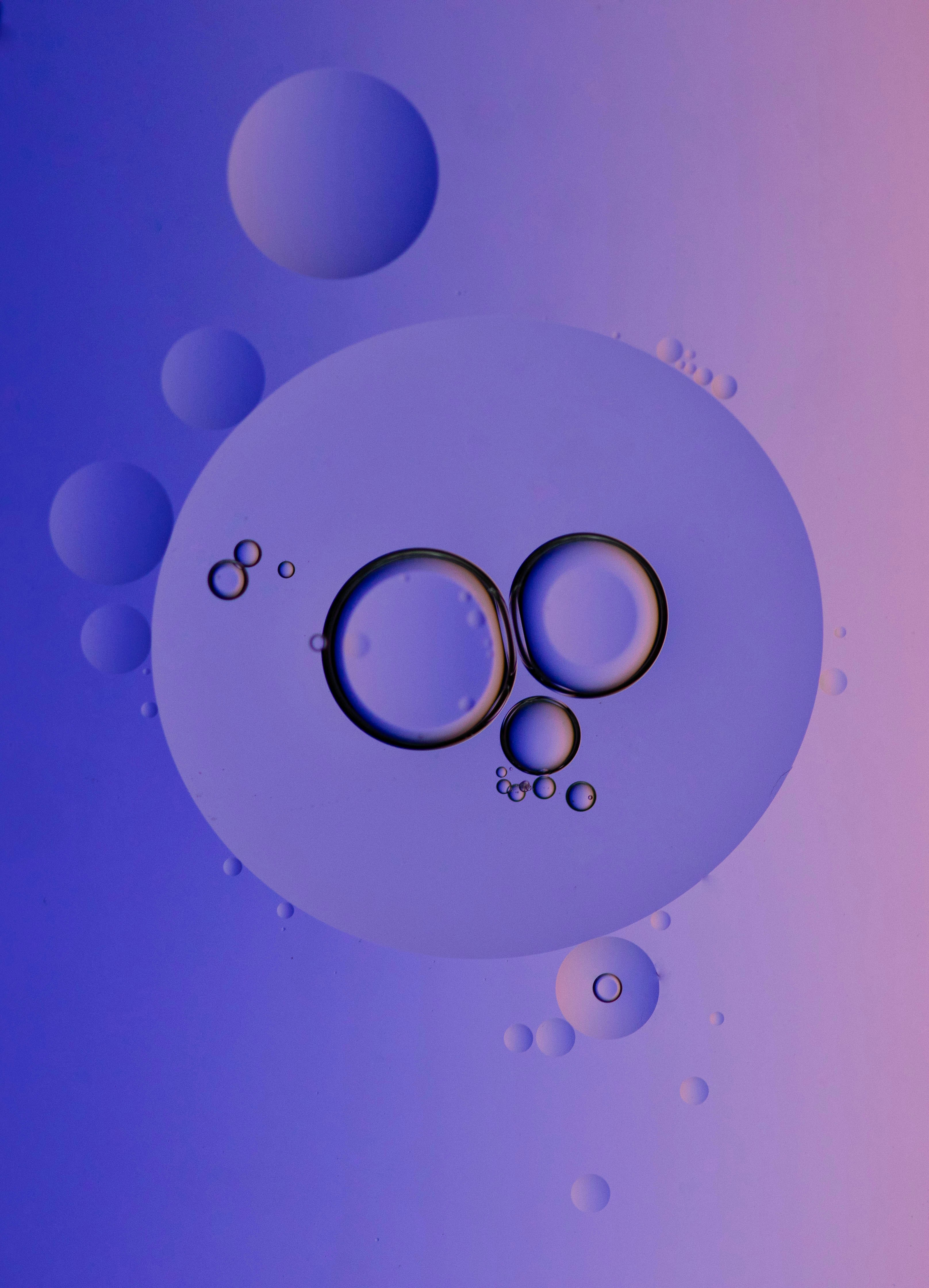 um close up de uma gota de água com bolhas