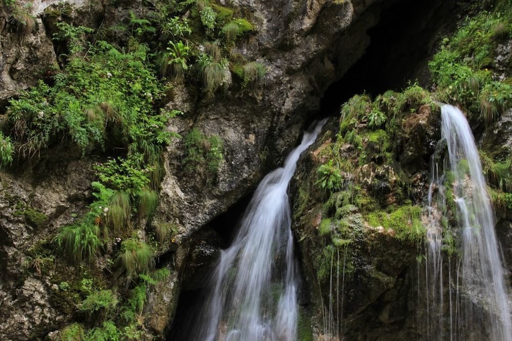 Ein kleiner Wasserfall inmitten einer felsigen Gegend