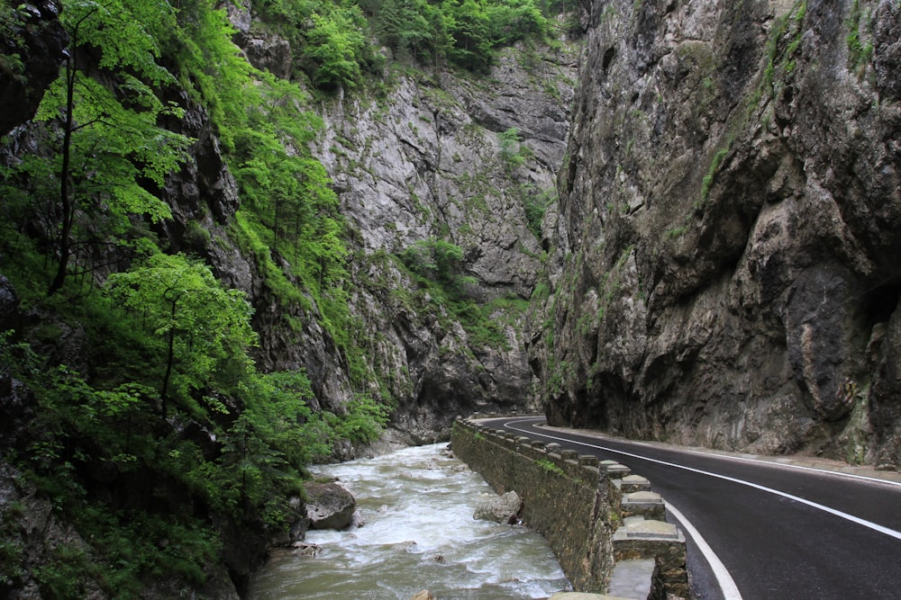 Ein Fluss, der durch eine Schlucht neben einer Straße fließt