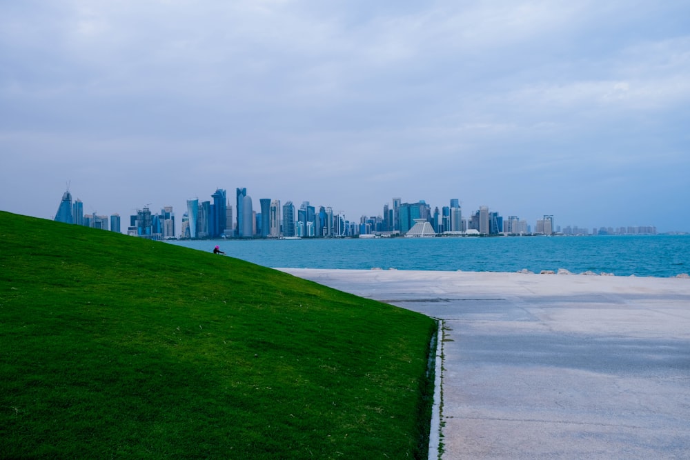 une vue d’une ville de l’autre côté de l’eau