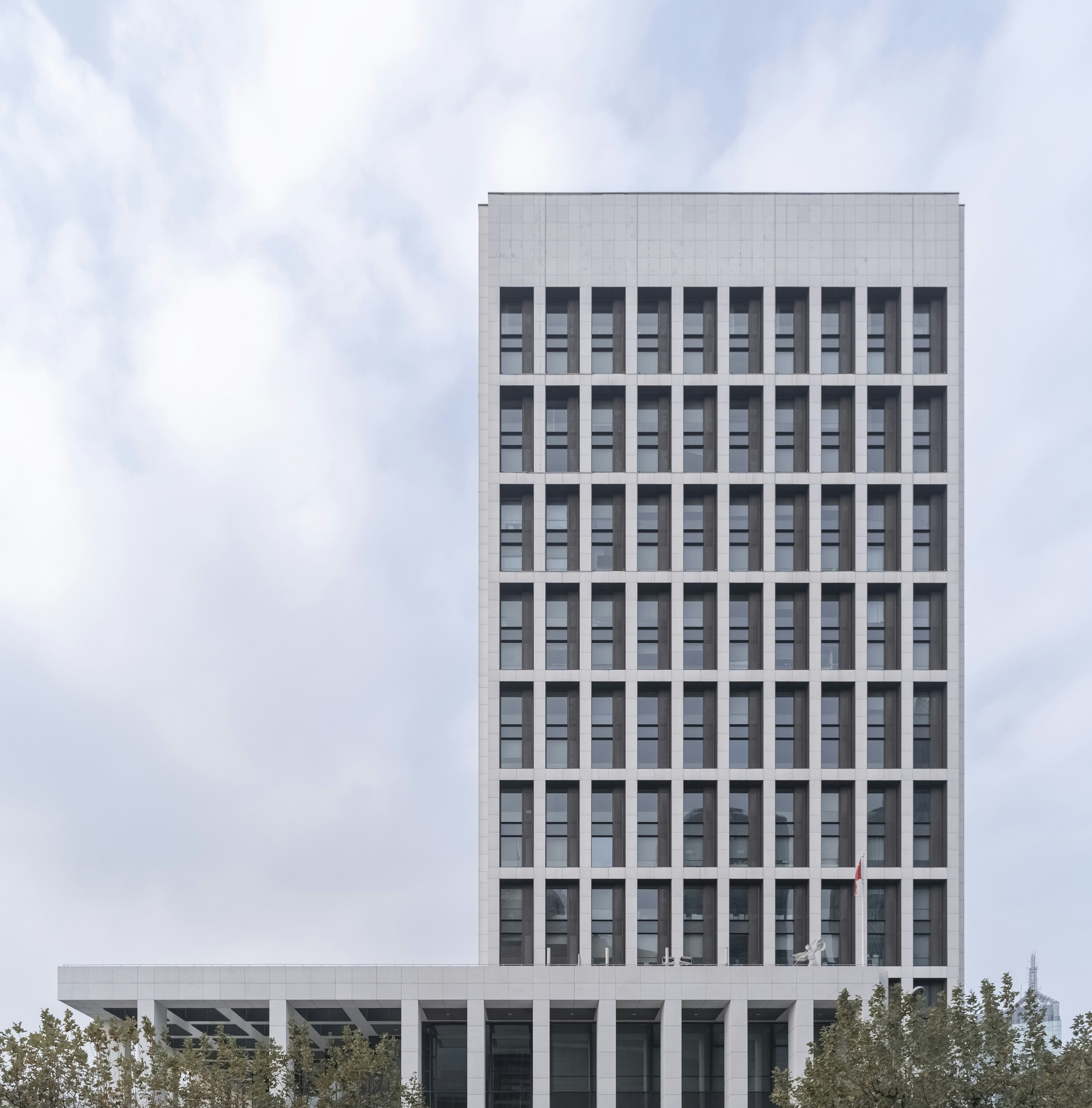 その上にたくさんの窓がある高い建物