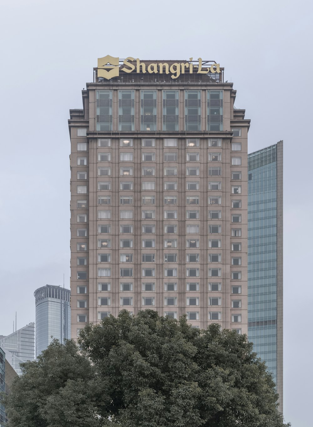um edifício alto com uma placa em cima dele