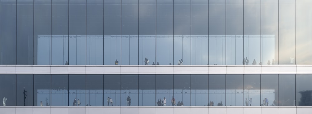Un grupo de personas de pie fuera de un edificio alto