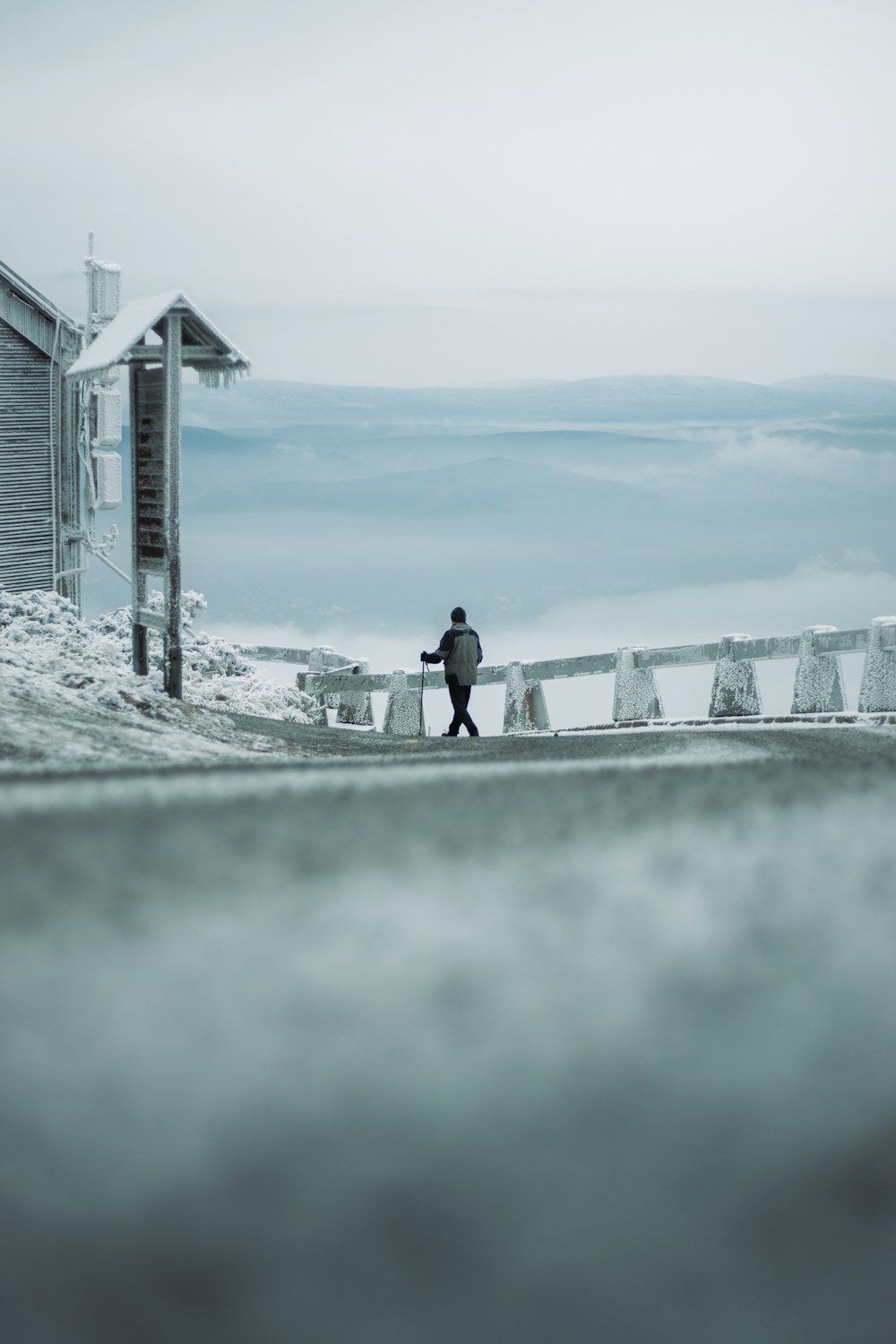 建物の横の雪に覆われた道を歩いている男