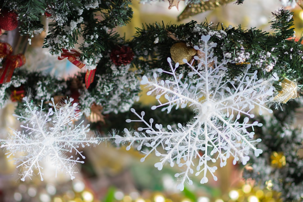 Nahaufnahme einer Schneeflocke auf einem Weihnachtsbaum