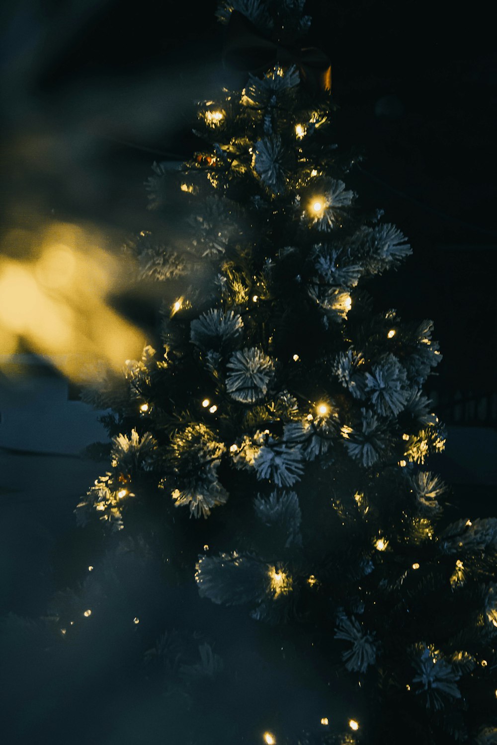 Un árbol de Navidad iluminado en una habitación oscura