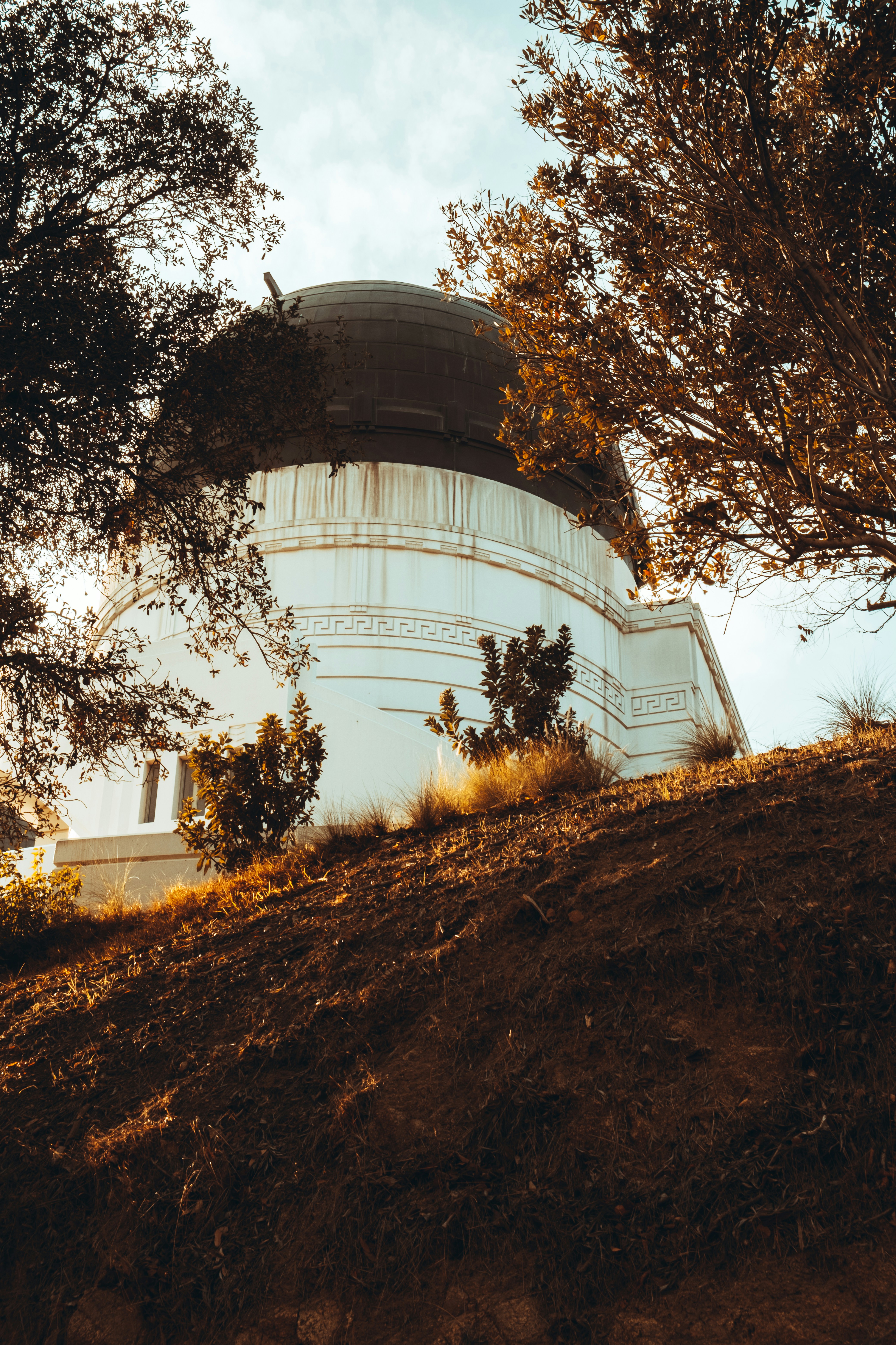Una gran cúpula sentada en la cima de una colina