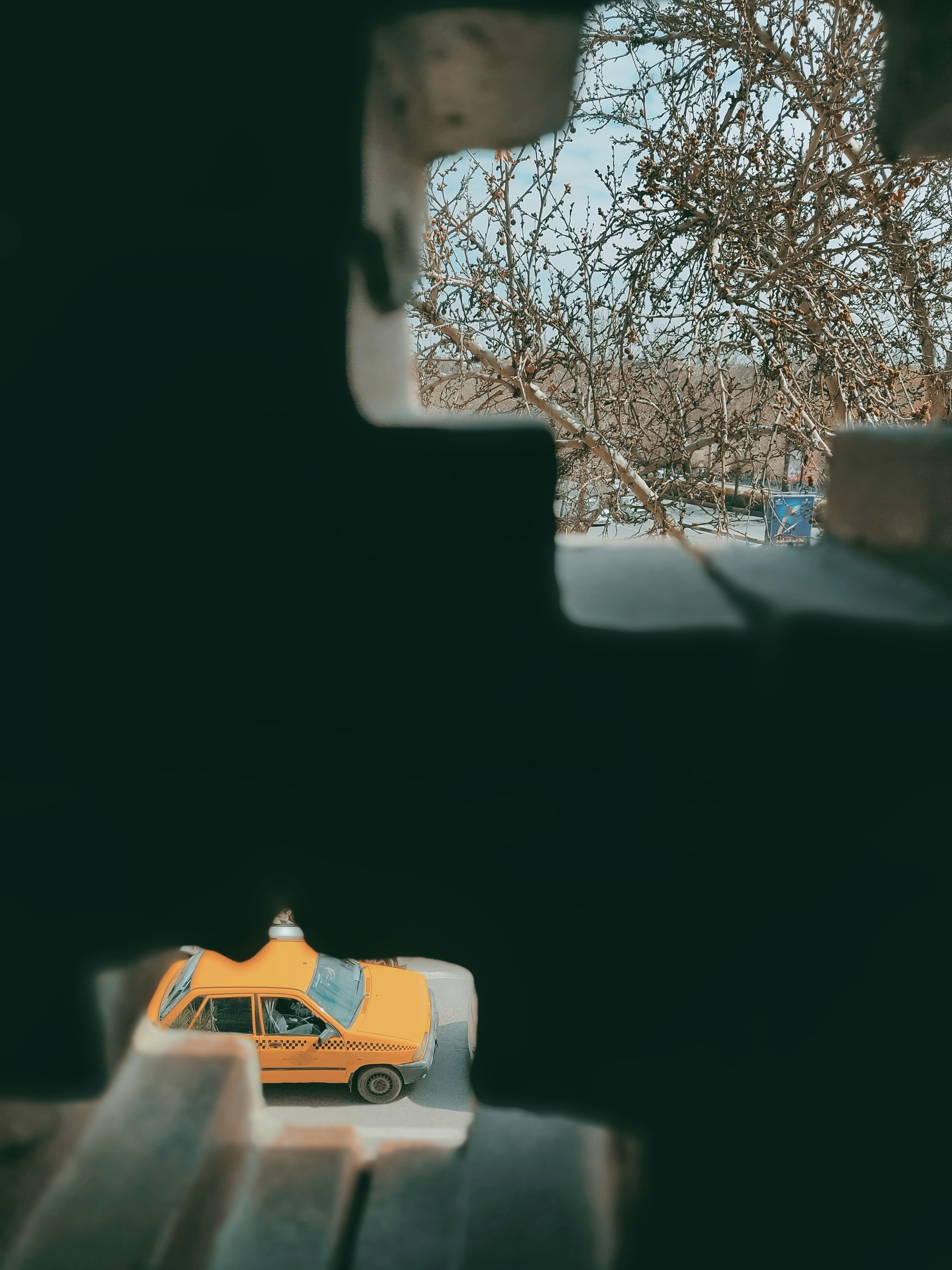 photo-1639259068328-808423d7ef73?ixid=M3wxMjA3fDB8MXxzZWFyY2h8NHx8a2Fyb3NlcmklMjBtb2JpbHxlbnwwfHx8fDE3NjU2ODEyODl8MA\u0026ixlib=rb-4.1.0