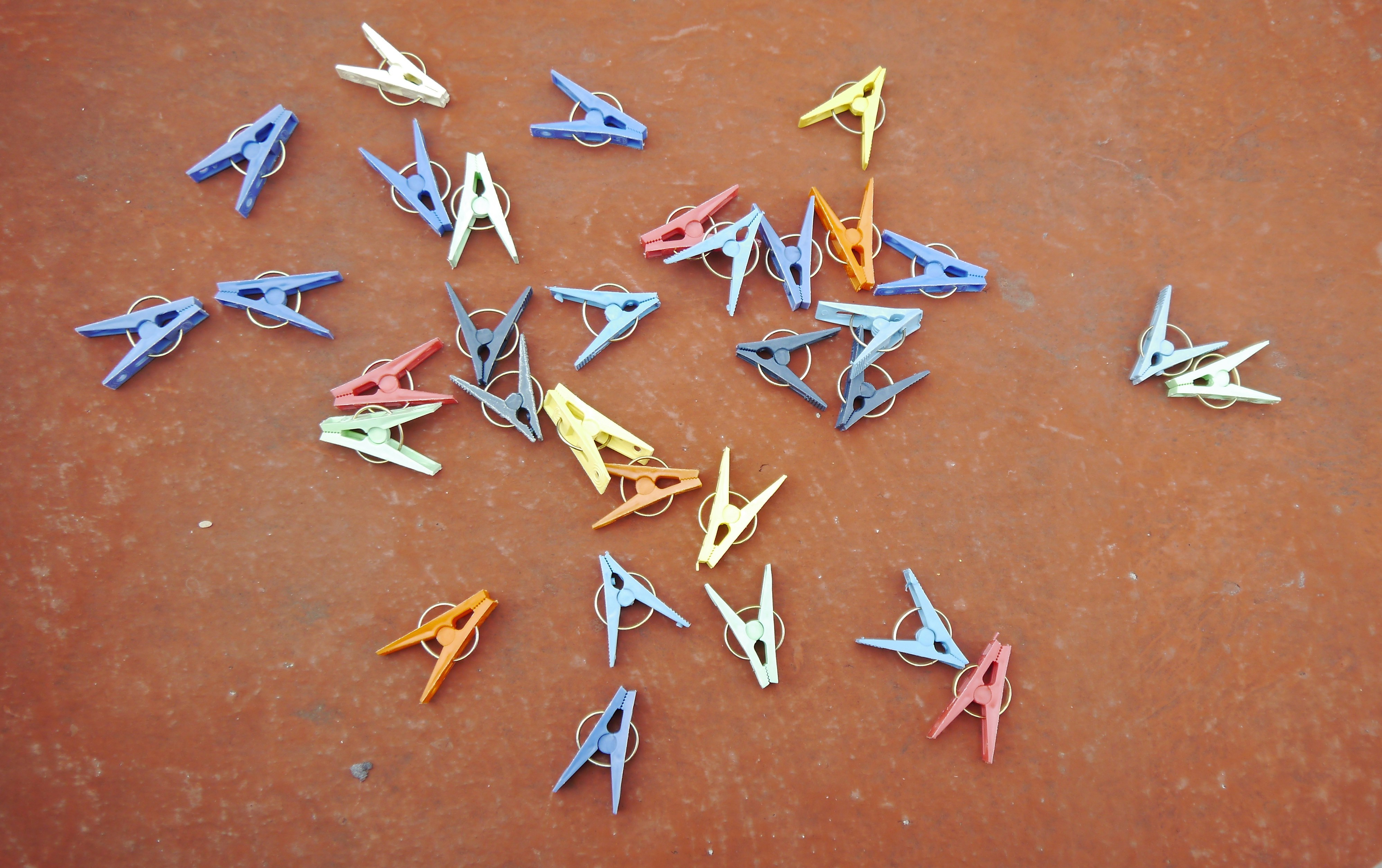 Un montón de aviones de origami están en el suelo