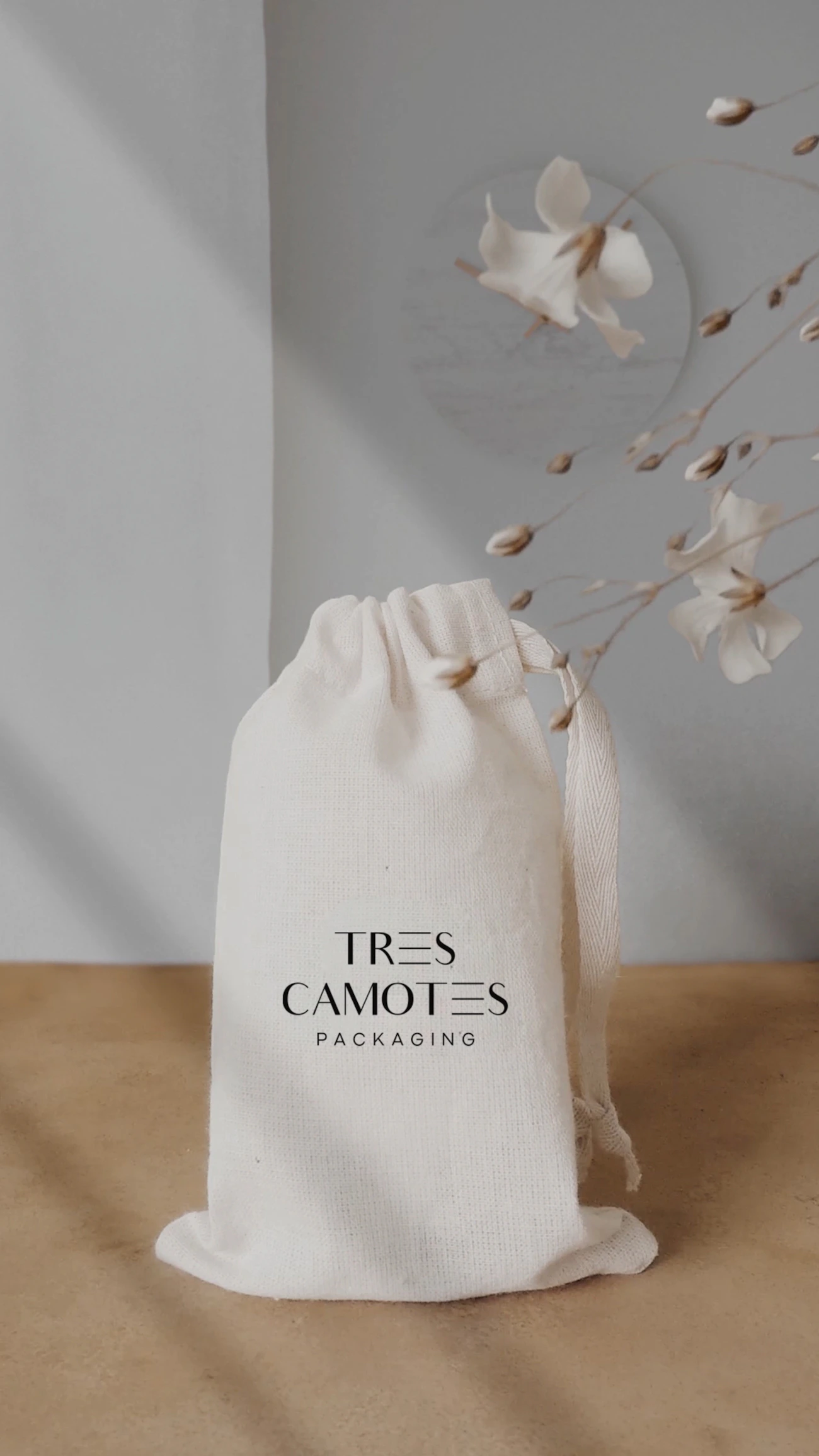 Neutral reusable packaging arranged with a flower