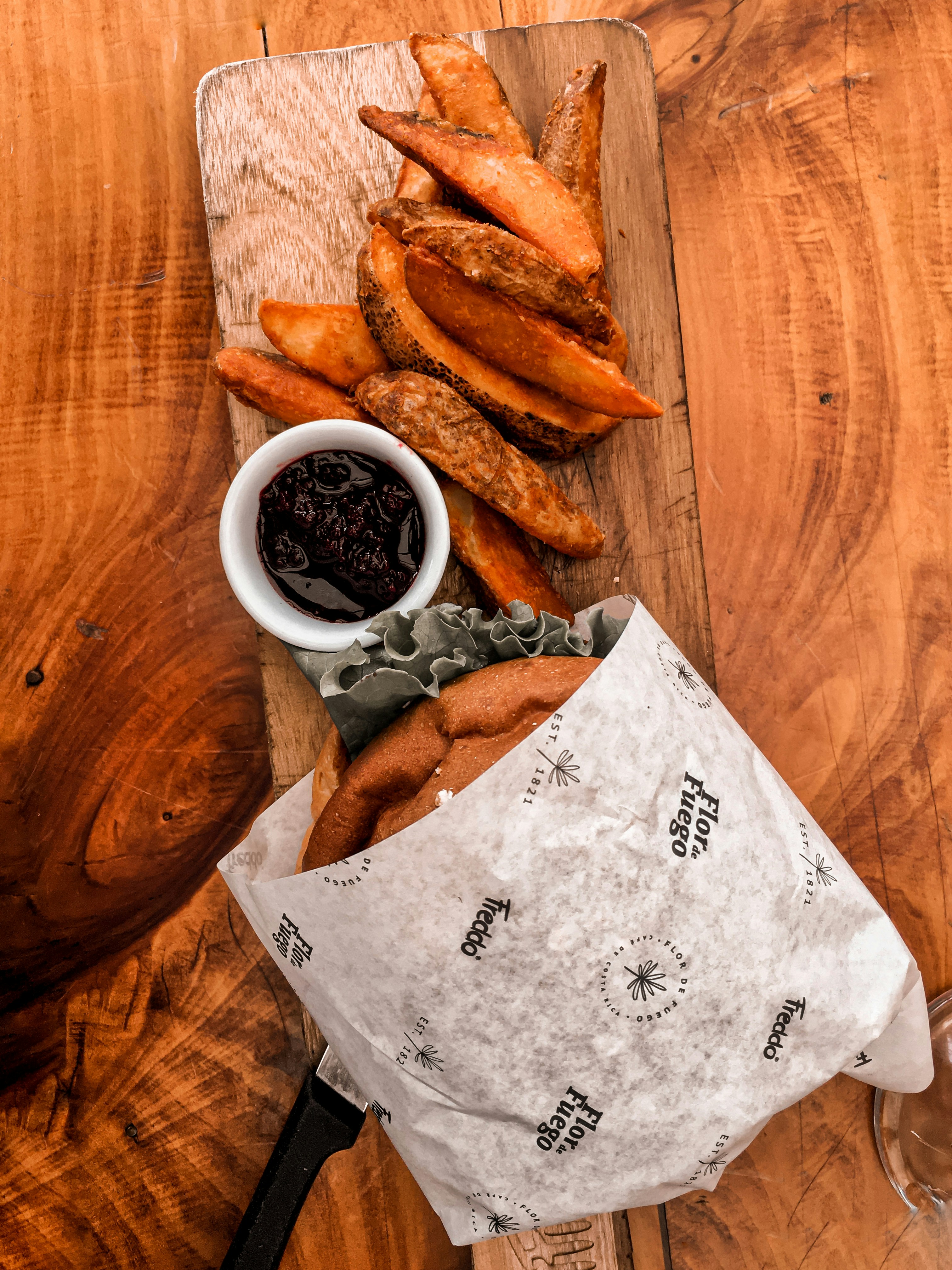 Un tavolo di legno sormontato da un sacchetto di patatine fritte