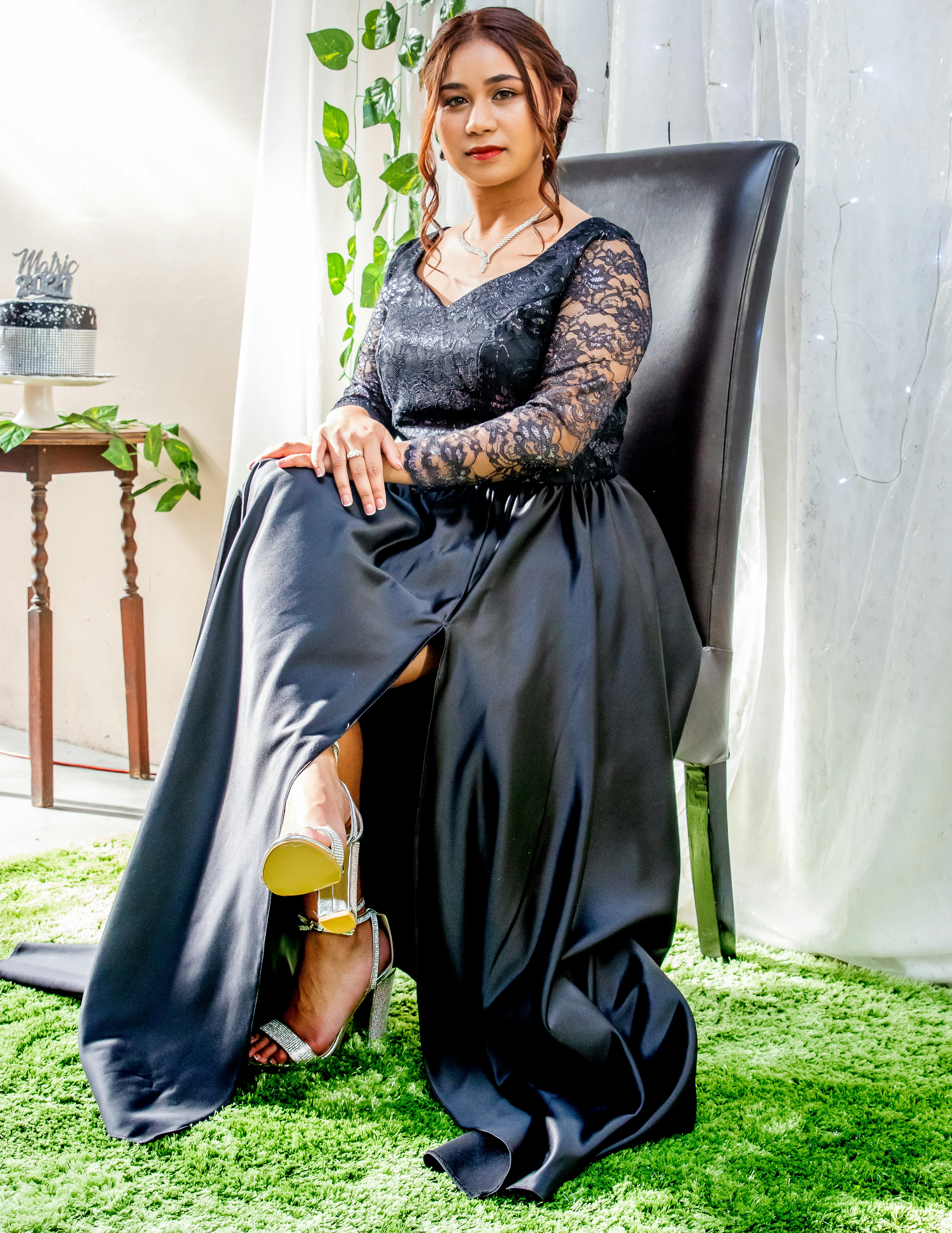 椅子に座っている黒いドレスを着た女性