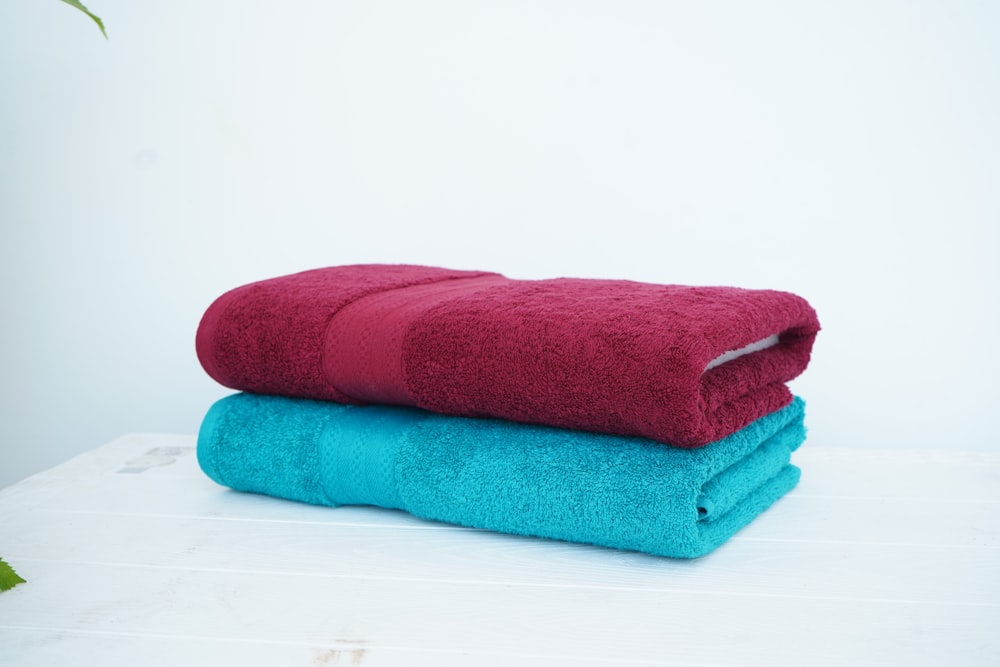 uma pilha de três toalhas sentados em cima de uma mesa