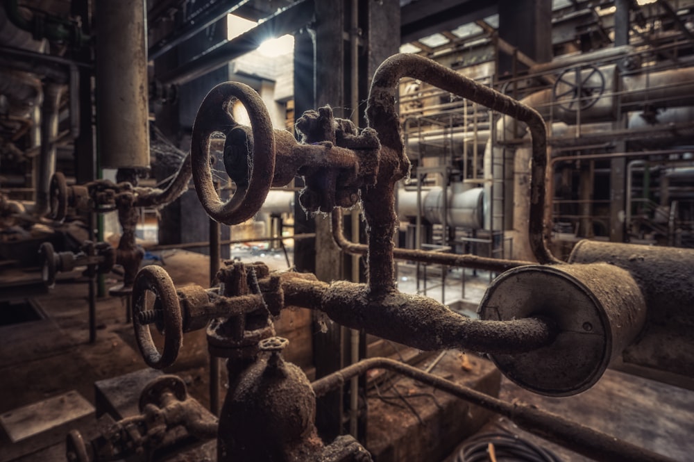 Tuberías y válvulas en un gran edificio industrial