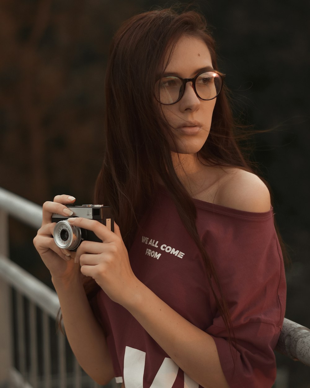 Eine Frau hält eine Kamera