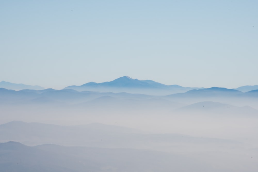 Una vista de una cadena montañosa cubierta de niebla