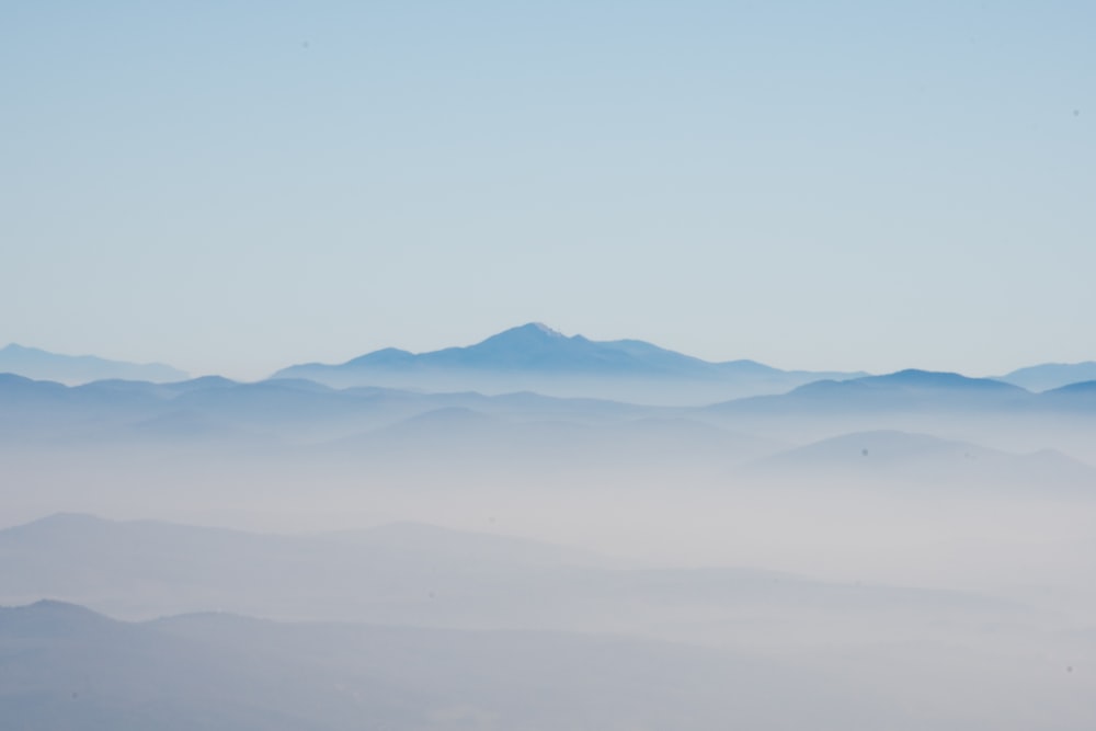 uma vista de uma cordilheira coberta de nevoeiro