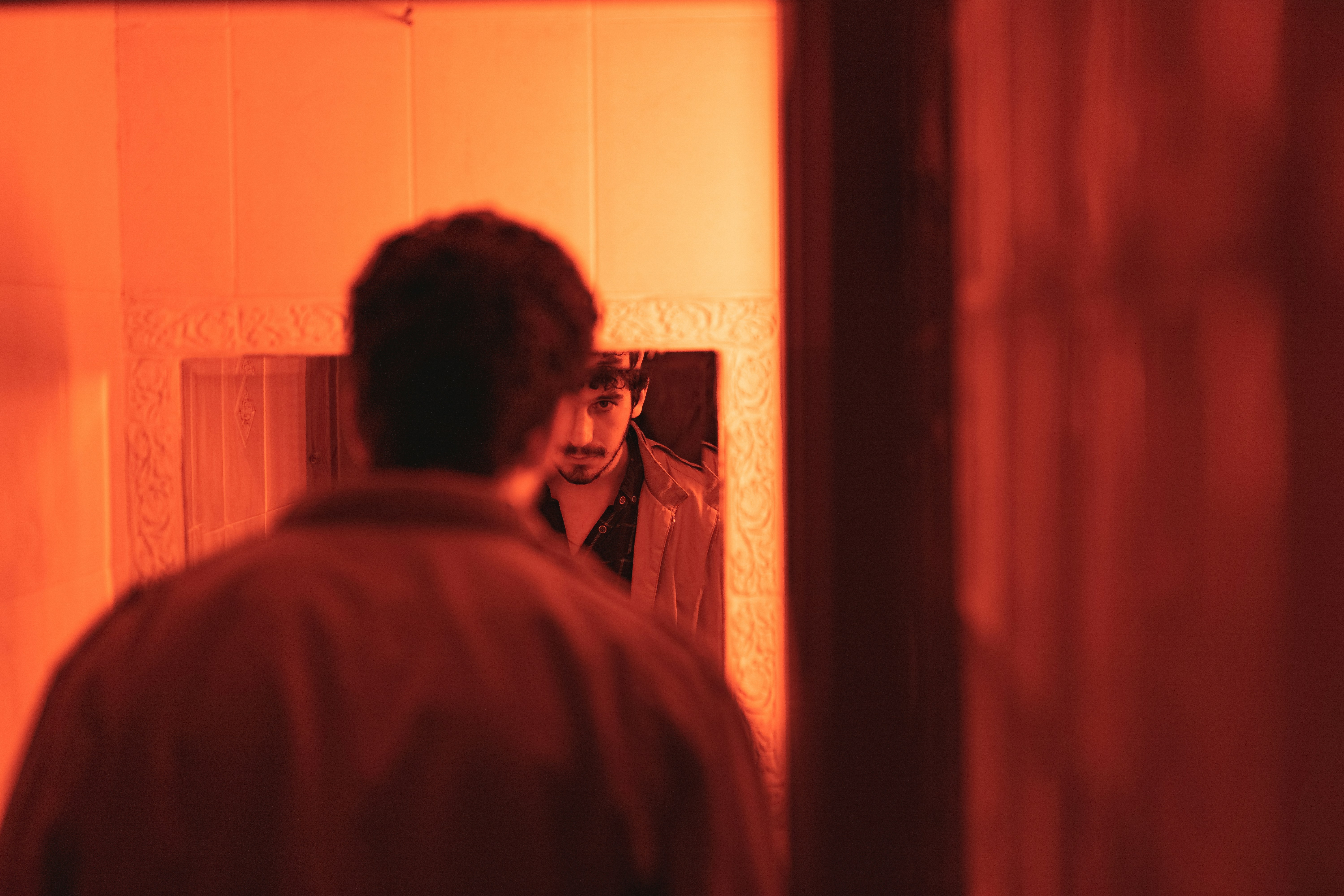 Un uomo che si guarda allo specchio foto – Immagine gratis di Nero su  Unsplash, image size:3000x2000