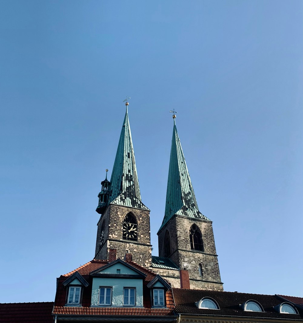 una iglesia con dos campanarios en la parte superior