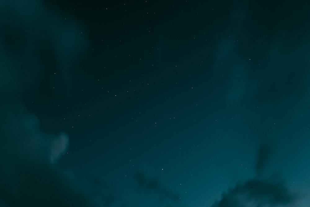 Un cielo nocturno con algunas nubes y estrellas