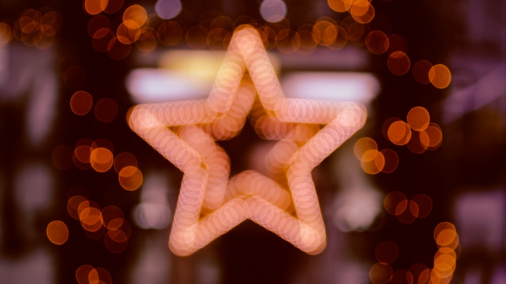 a blurry photo of a star shaped object