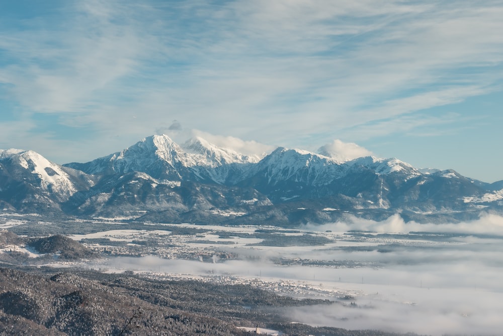 Blick auf eine schneebedeckte Bergkette aus dem Flugzeug