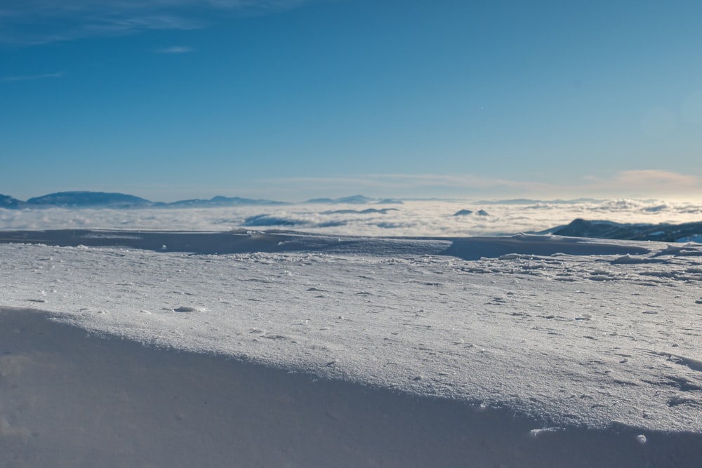 eine Person, die auf Skiern auf einem schneebedeckten Hang fährt