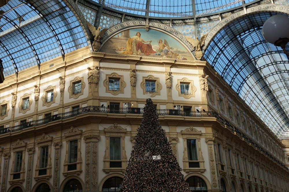 Un grande albero di Natale nel mezzo di un edificio